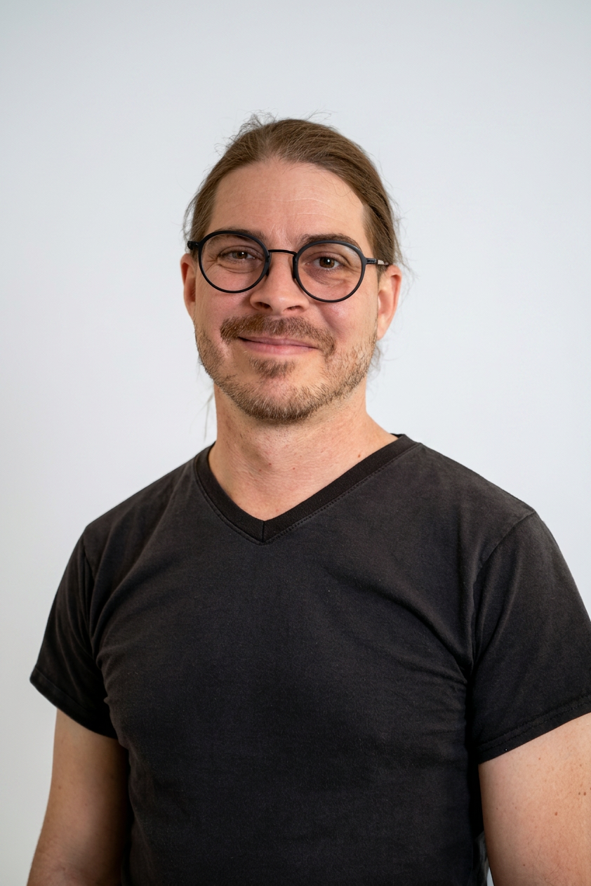 Mattias BG white